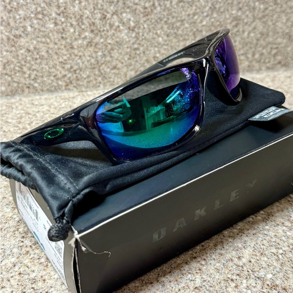 Oakley Canteen Black Jade Iridium Polarized Sunglasses - Picture 1 of 5